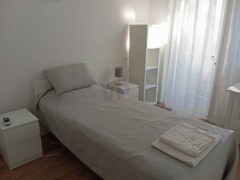 QUARTO individual 15m² c/ despesas incluídas e AC - Ao H. S. João / Faculdades (Amial)