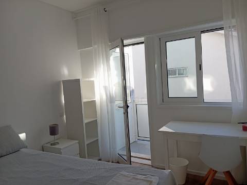 QUARTO individual 15m² c/ despesas incluídas e AC - Ao H. S. João / Faculdades (Amial)