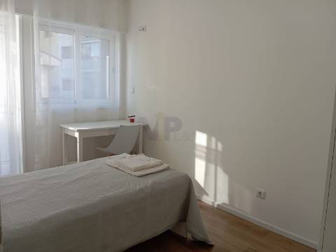 QUARTO individual 15m² c/ despesas incluídas e AC - Ao H. S. João / Faculdades (Amial)