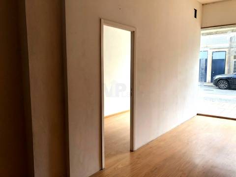 Loja c/ 270m² (2 pisos) - Paranhos, Porto