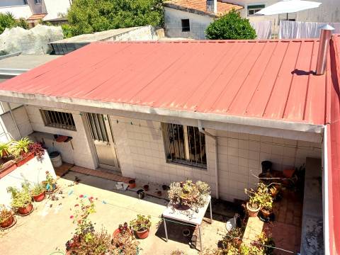 Moradia T4 c/ Cozinha Regional, quintal e anexo - Paranhos (Porto)