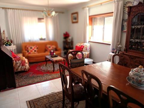 Moradia T4 c/ Cozinha Regional, quintal e anexo - Paranhos (Porto)