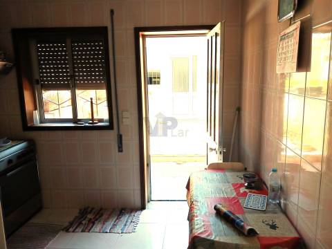 Moradia T4 c/ Cozinha Regional, quintal e anexo - Paranhos (Porto)