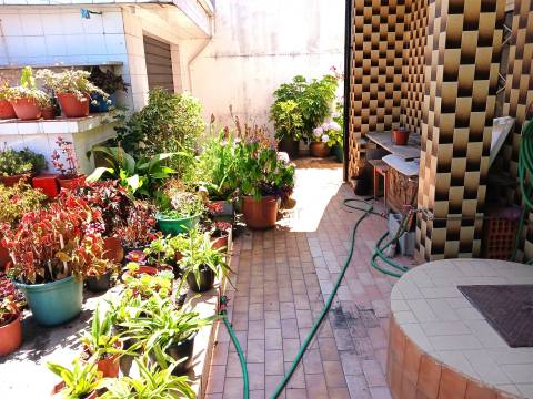 Moradia T4 c/ Cozinha Regional, quintal e anexo - Paranhos (Porto)