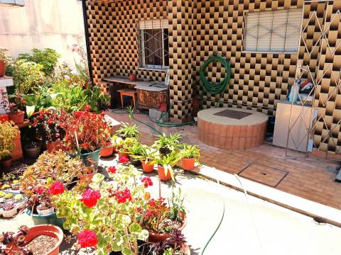 Moradia T4 c/ Cozinha Regional, quintal e anexo - Paranhos (Porto)