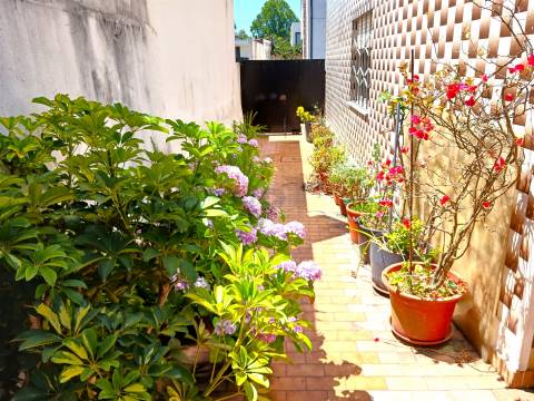 Moradia T4 c/ Cozinha Regional, quintal e anexo - Paranhos (Porto)