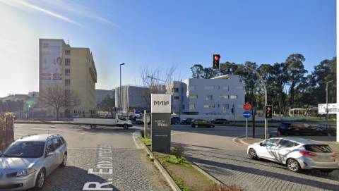 Espaço p/ Arrumos - ao Hospital S. João