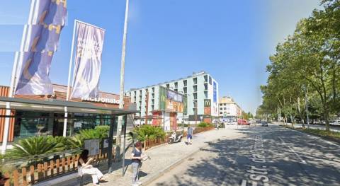 Loja c/ 200m² - Circunvalação (H.S.João) - Porto