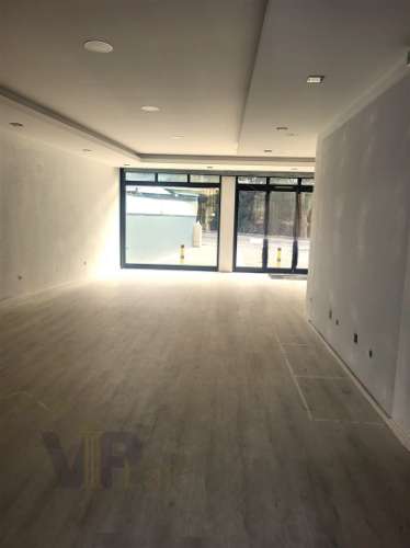 Loja c/ 180m² + Terraço - Circunvalação (H.S.João) - Porto