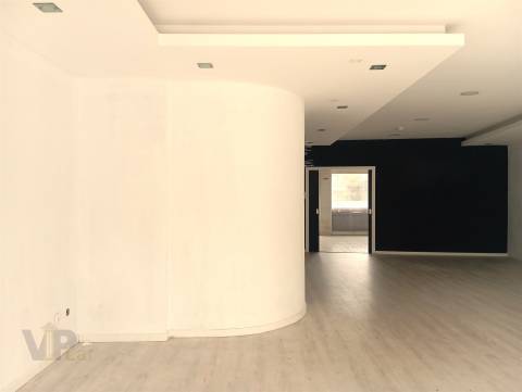 Loja c/ 180m² + Terraço - Circunvalação (H.S.João) - Porto