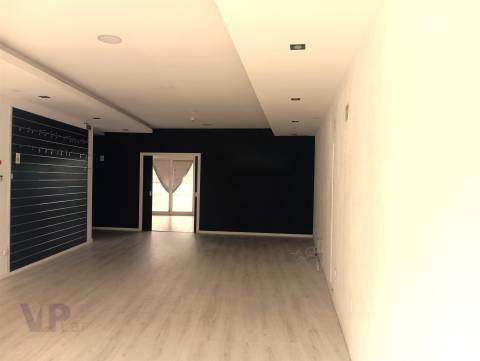 Loja c/ 180m² + Terraço - Circunvalação (H.S.João) - Porto