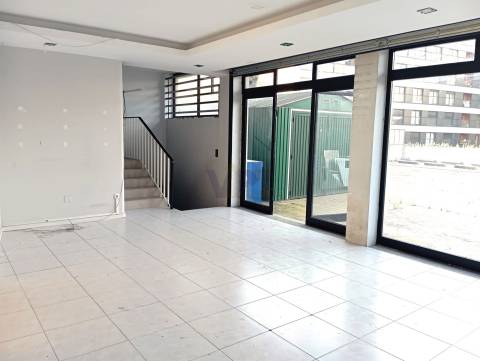 Loja c/ 180m² + Terraço - Circunvalação (H.S.João) - Porto