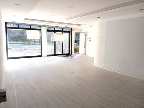 Loja c/ 180m² + Terraço - Circunvalação (H.S.João) - Porto