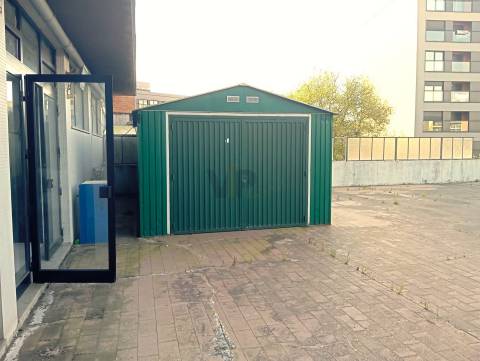 Loja c/ 180m² + Terraço - Circunvalação (H.S.João) - Porto