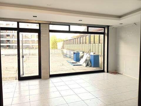 Loja c/ 180m² + Terraço - Circunvalação (H.S.João) - Porto