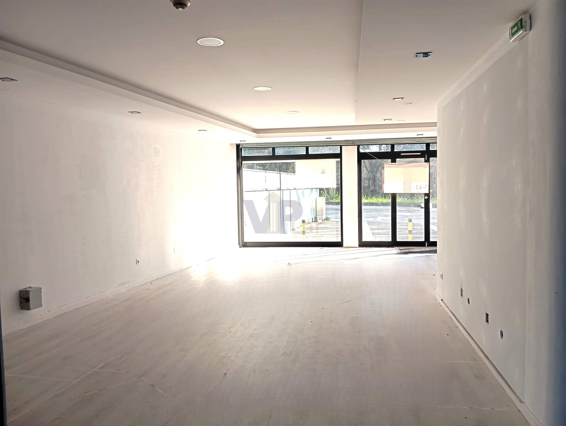 Loja c/ 180m² + Terraço - Circunvalação (H.S.João) - Porto