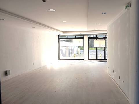 Loja c/ 180m² + Terraço - Circunvalação (H.S.João) - Porto