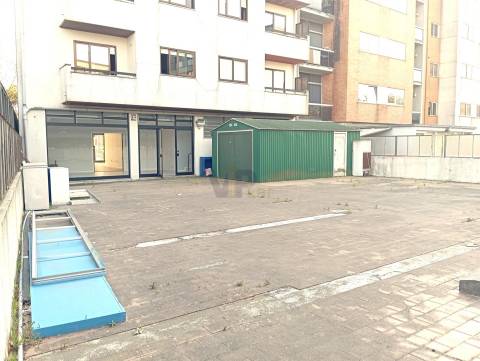Loja c/ 180m² + Terraço - Circunvalação (H.S.João) - Porto