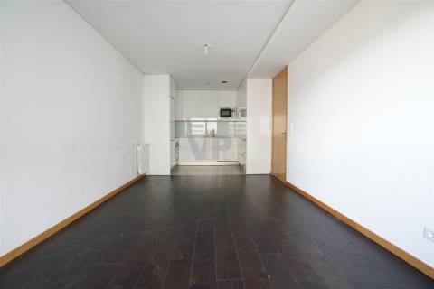 T2 c/ garagem e arrumos ao Pólo Universitário / Hospital de São João