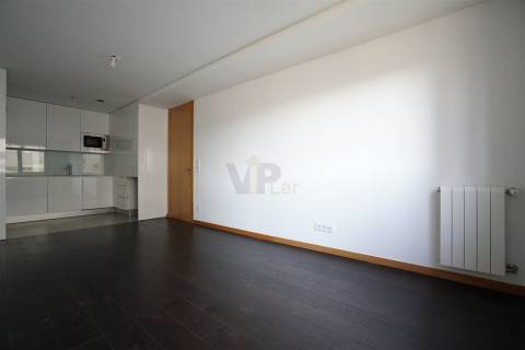 T2 c/ garagem e arrumos ao Pólo Universitário / Hospital de São João