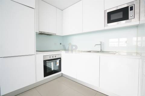 T2 c/ garagem e arrumos ao Pólo Universitário / Hospital de São João