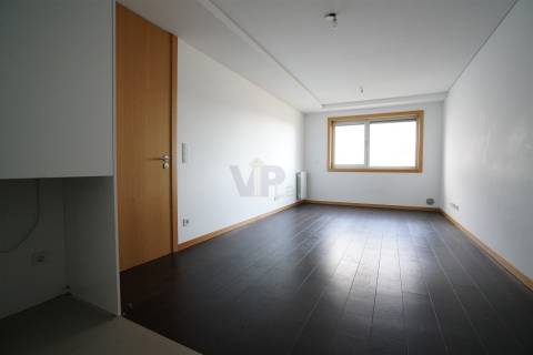 T2 c/ garagem e arrumos ao Pólo Universitário / Hospital de São João