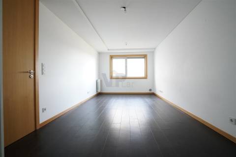 T2 c/ garagem e arrumos ao Pólo Universitário / Hospital de São João