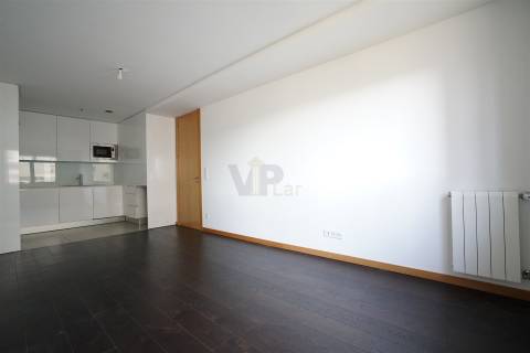 T2 c/ garagem e arrumos ao Pólo Universitário / Hospital de São João