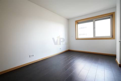 T2 c/ garagem e arrumos ao Pólo Universitário / Hospital de São João