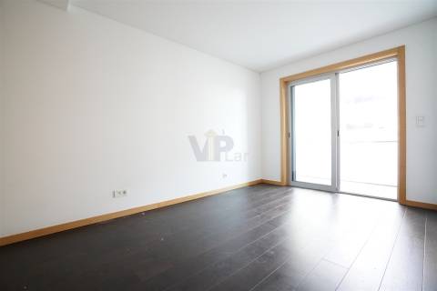 T2 c/ garagem e arrumos ao Pólo Universitário / Hospital de São João