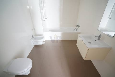 T2 c/ garagem e arrumos ao Pólo Universitário / Hospital de São João