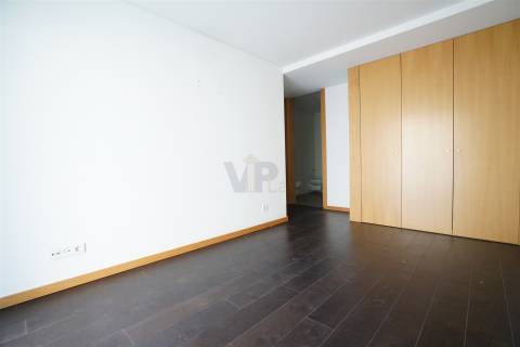 T2 c/ garagem e arrumos ao Pólo Universitário / Hospital de São João