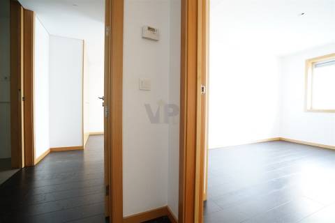 T2 c/ garagem e arrumos ao Pólo Universitário / Hospital de São João