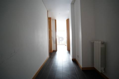 T2 c/ garagem e arrumos ao Pólo Universitário / Hospital de São João