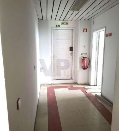 Loja - Escritório c/ 239m² - Circunvalação - à Areosa