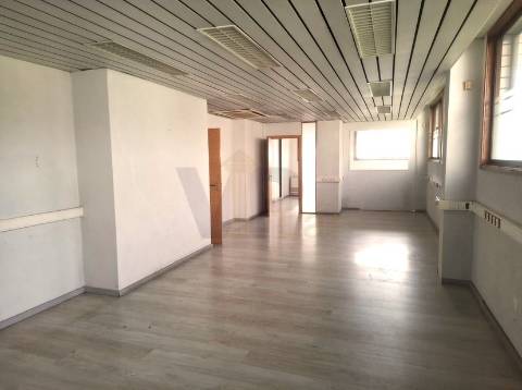Loja - Escritório c/ 239m² - Circunvalação - à Areosa