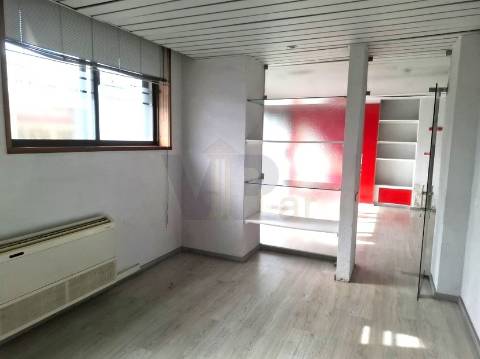Loja - Escritório c/ 239m² - Circunvalação - à Areosa