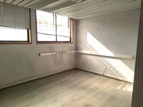 Loja - Escritório c/ 239m² - Circunvalação - à Areosa