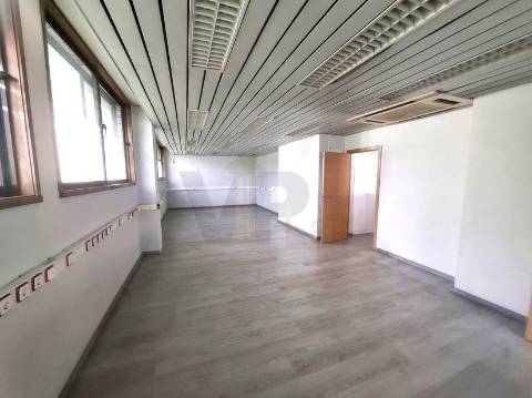 Loja - Escritório c/ 239m² - Circunvalação - à Areosa
