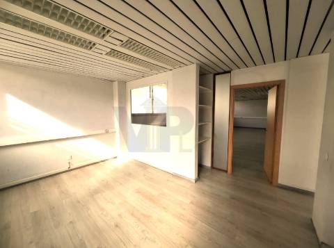 Loja - Escritório c/ 239m² - Circunvalação - à Areosa