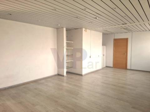 Loja - Escritório c/ 239m² - Circunvalação - à Areosa