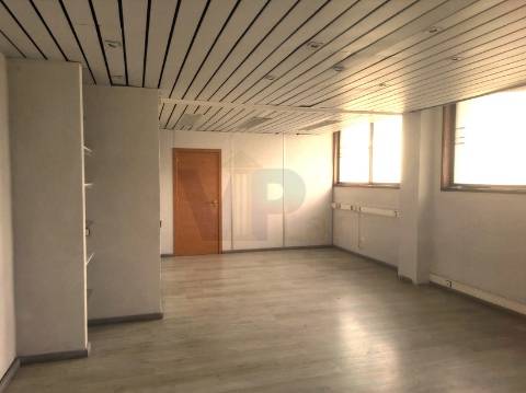 Loja - Escritório c/ 239m² - Circunvalação - à Areosa