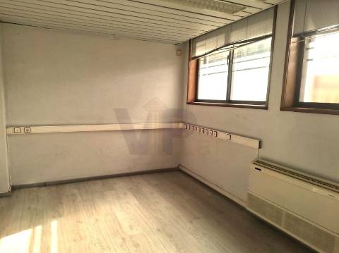 Loja - Escritório c/ 239m² - Circunvalação - à Areosa