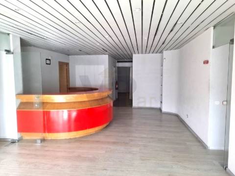 Loja - Escritório c/ 239m² - Circunvalação - à Areosa