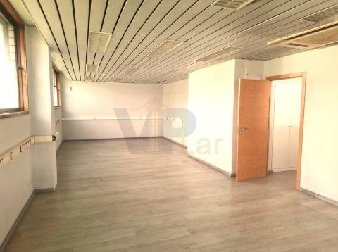 Loja - Escritório c/ 239m² - Circunvalação - à Areosa