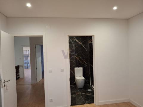 Moradia T4+ Escritório totalmente renovada - Pedra Verde