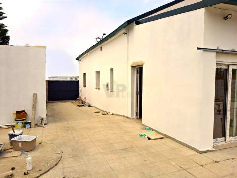 Moradia de R/Chão T2+1 c/ 790m² (Terraço/Jardim/Quintal) - Vila Nova de Gaia