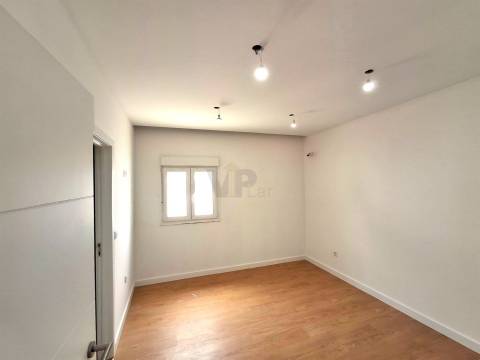 Moradia de R/Chão T2+1 c/ 790m² (Terraço/Jardim/Quintal) - Vila Nova de Gaia