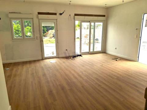 Moradia de R/Chão T2+1 c/ 790m² (Terraço/Jardim/Quintal) - Vila Nova de Gaia