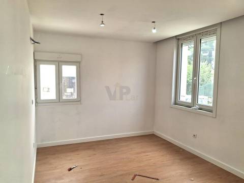 Moradia de R/Chão T2+1 c/ 790m² (Terraço/Jardim/Quintal) - Vila Nova de Gaia